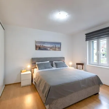 Ozzy Апартаменты Каштела